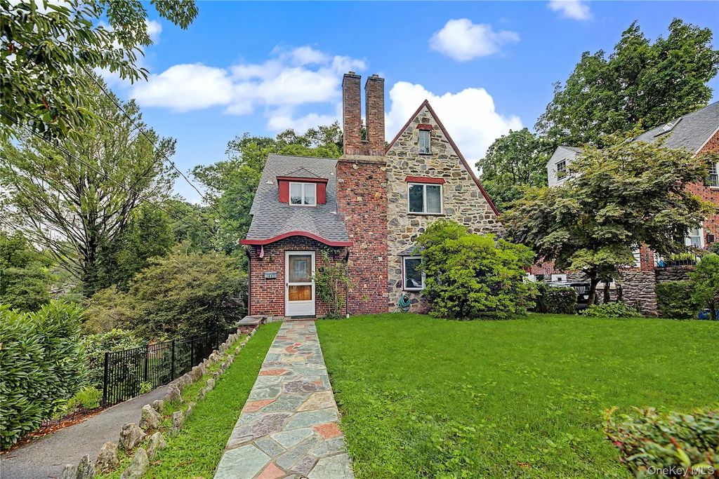 37 Lansdowne Drive, Larchmont