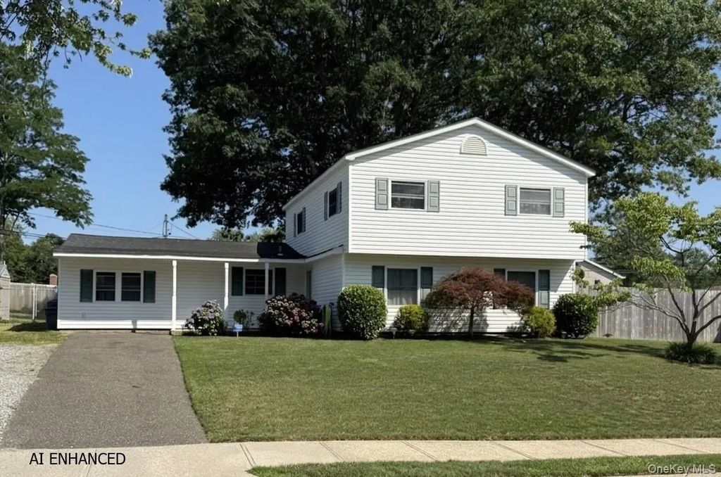 9 College Hills Drive, Farmingville