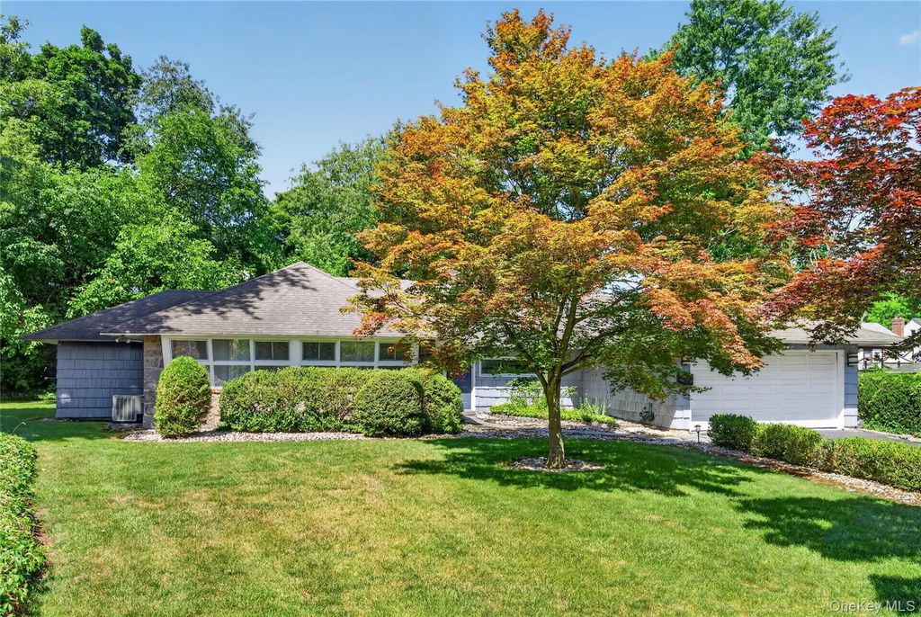 26 Oaks Hunt Road, Great Neck