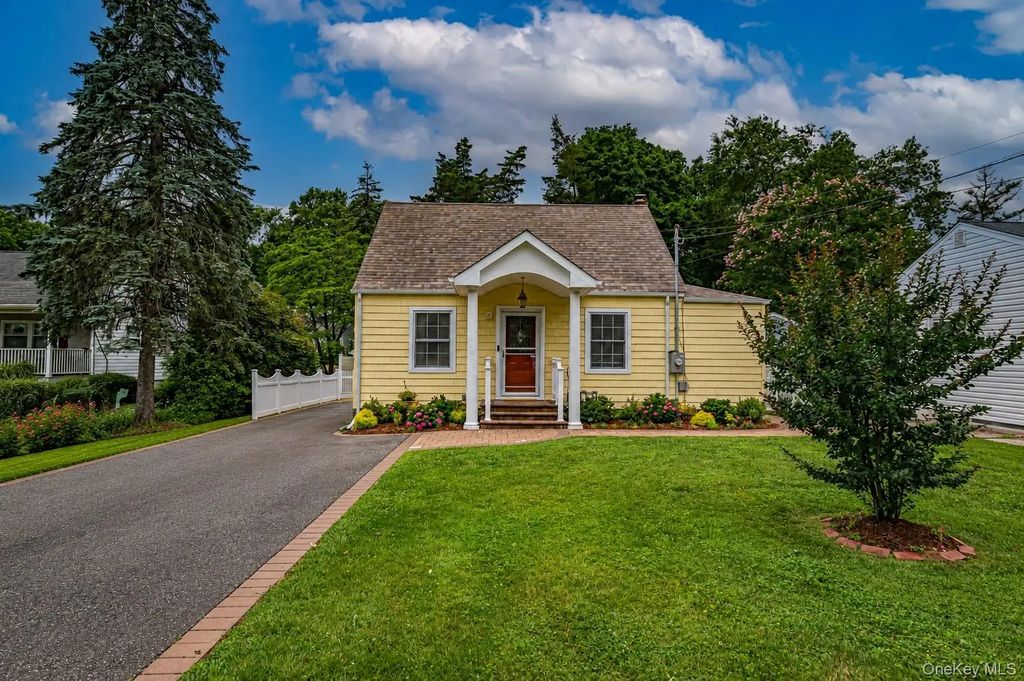 309 Laurel Road, Northport