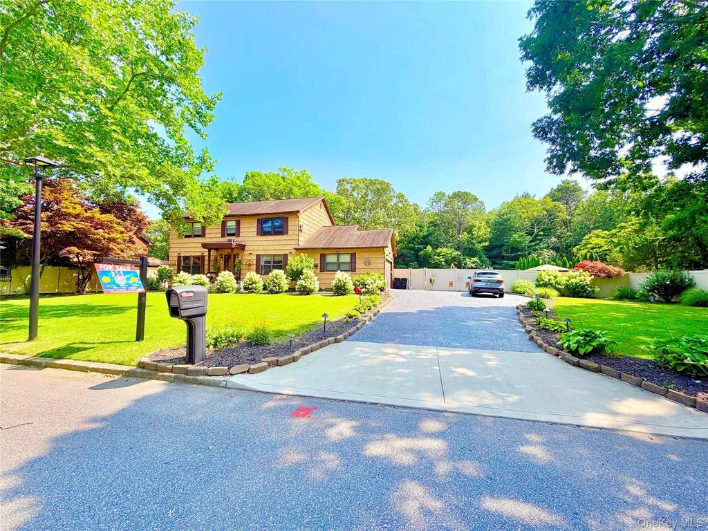 4 John Vincent Court, Centereach