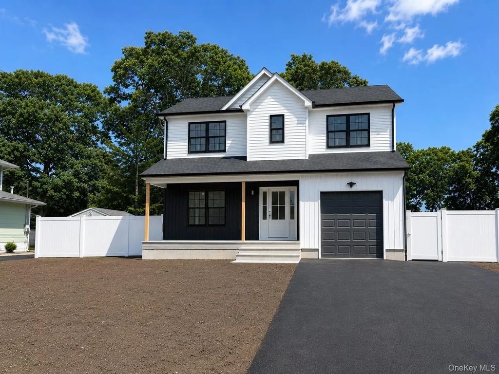 39 Surrey Drive, Center Moriches