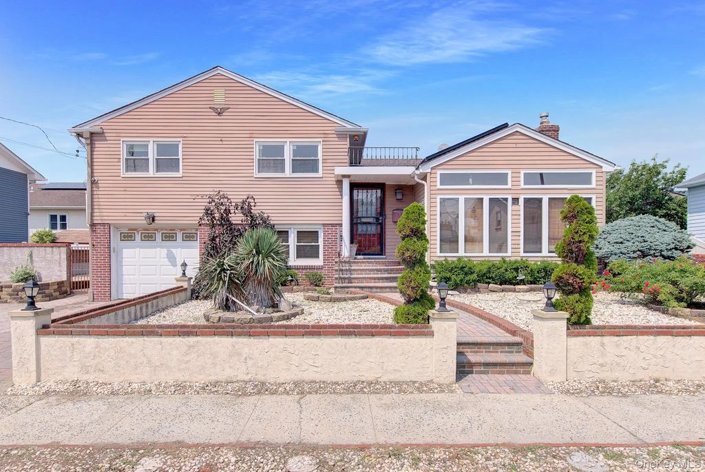 24 Pinehurst Street, Lido Beach