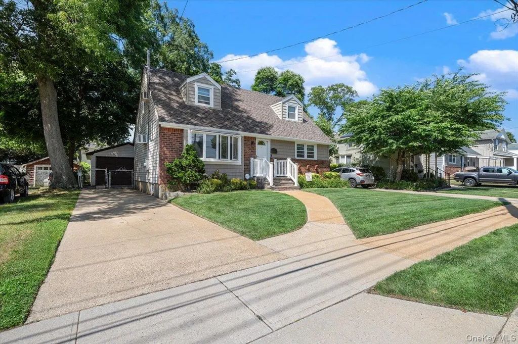 2565 Natta Boulevard, Bellmore
