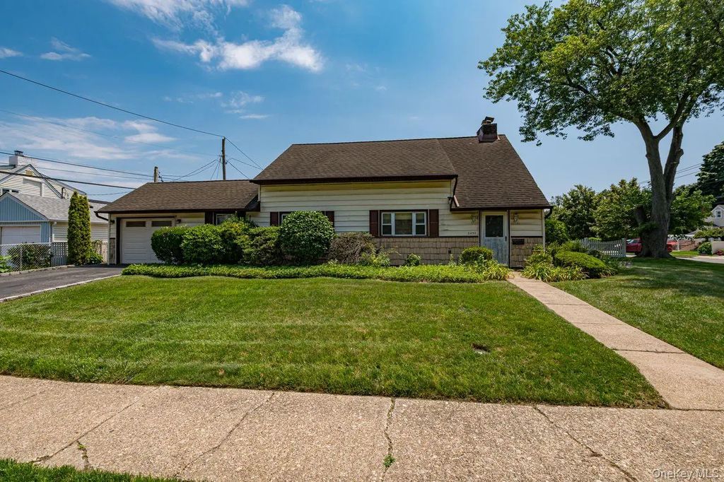 2052 Wilson Lane, East Meadow