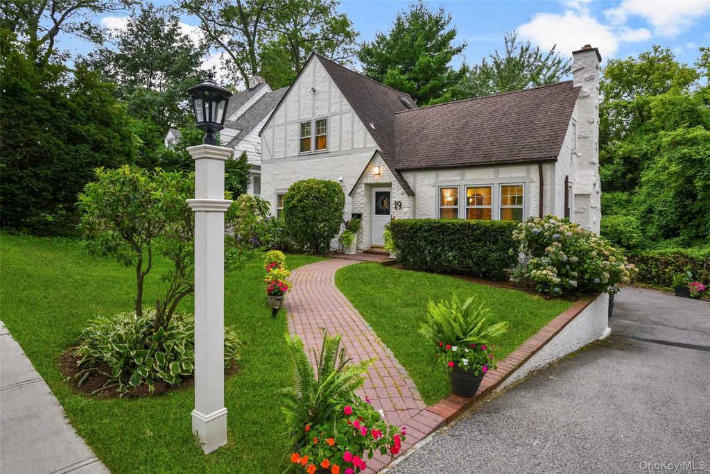 19 Revere Road, Larchmont