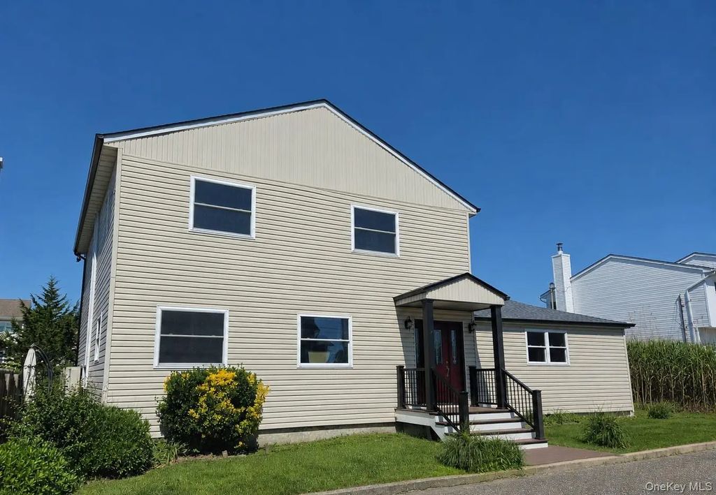 2706 Peconic Avenue, Seaford