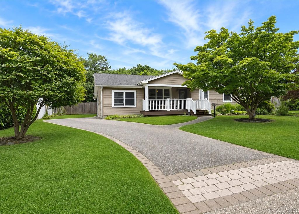 19 Evy Court, Sayville