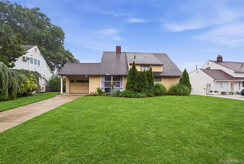 161 Duckpond Drive N, Wantagh