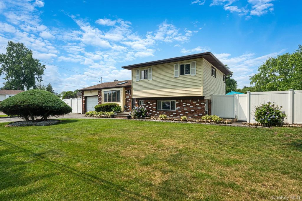 336 W 23rd Street, Deer Park