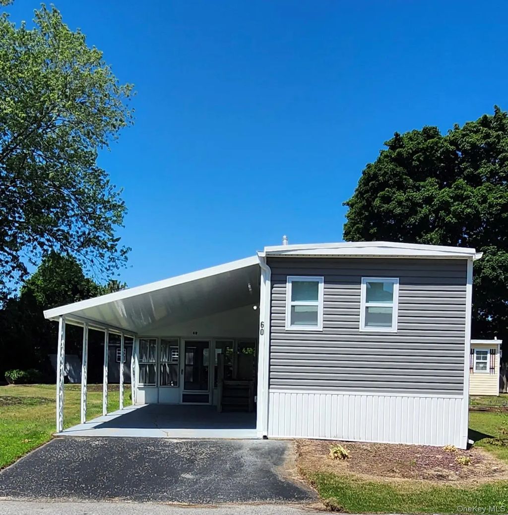 60 Valley Forge, Bohemia
