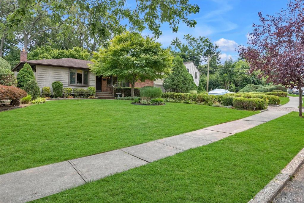 27 Fisher Road, Commack
