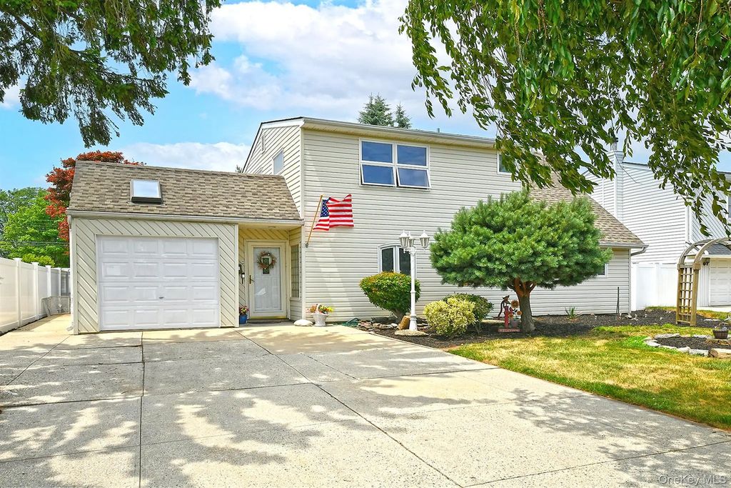 18 Wheelbarrow Lane, Wantagh