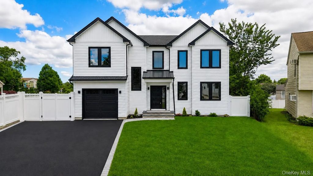 45 Glade Lane, Levittown
