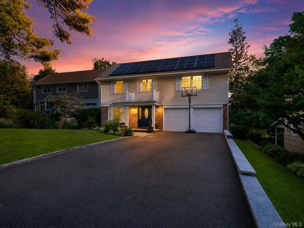 36 Combes Drive, Manhasset