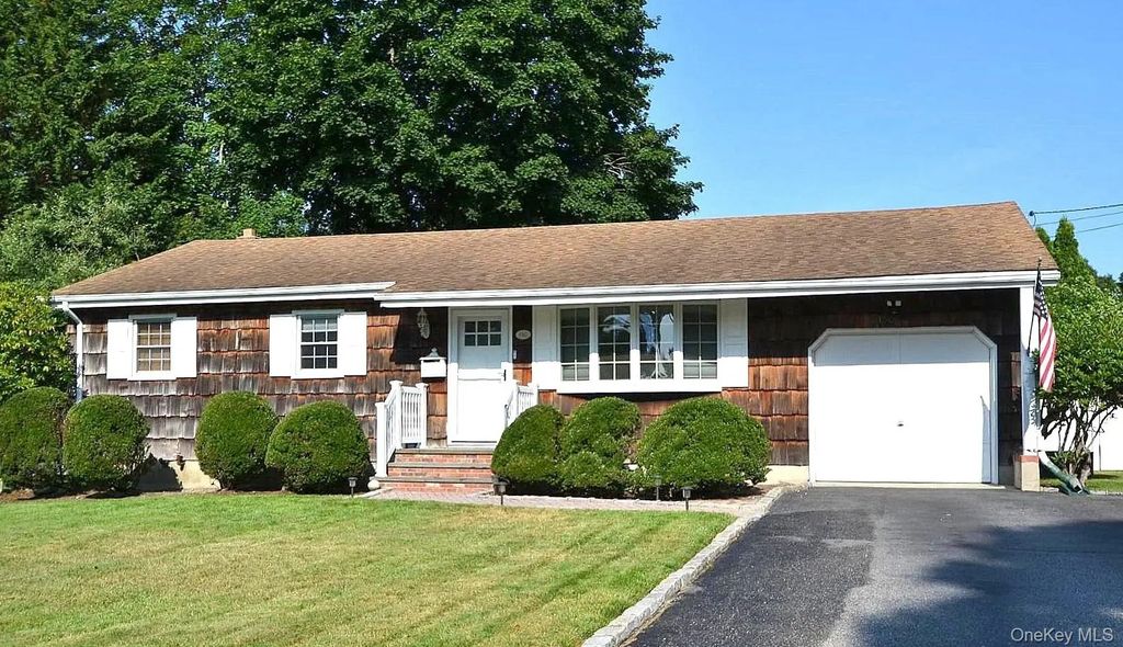 190 Pine Neck Avenue, East Patchogue
