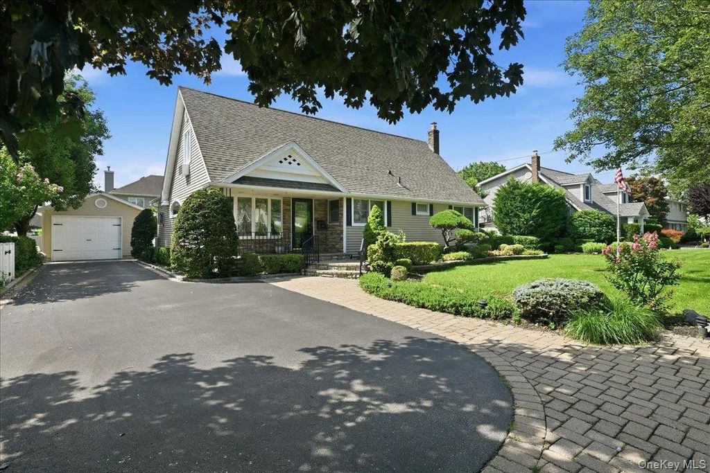 672 Westbury Avenue, Westbury