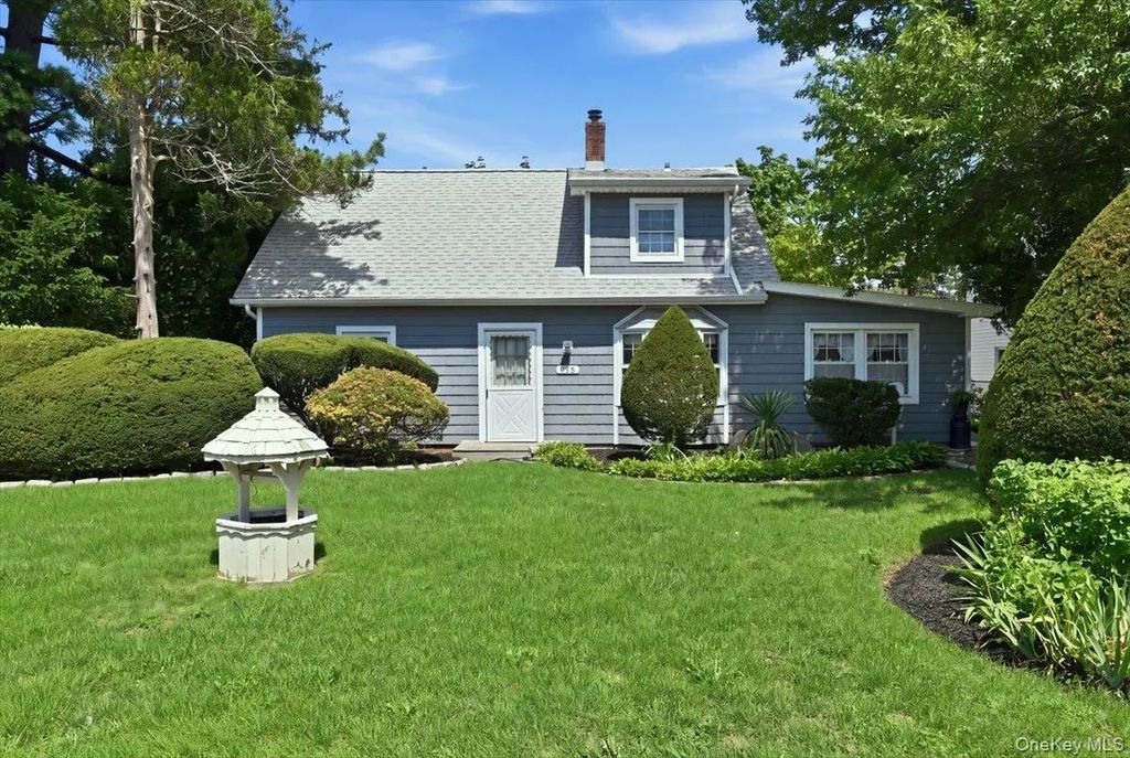 635 Whittier Street, Westbury