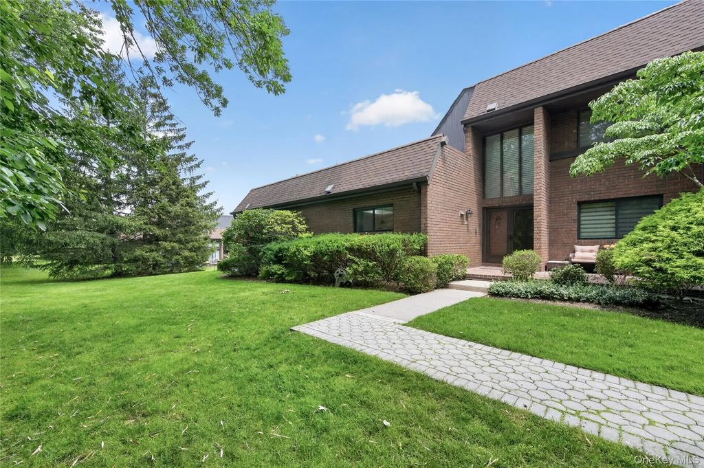 66 Chestnut Hill, Roslyn