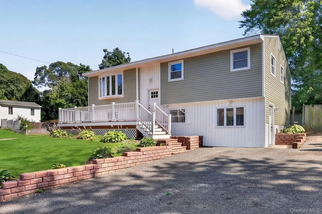 42 Crestwood Lane, Farmingville