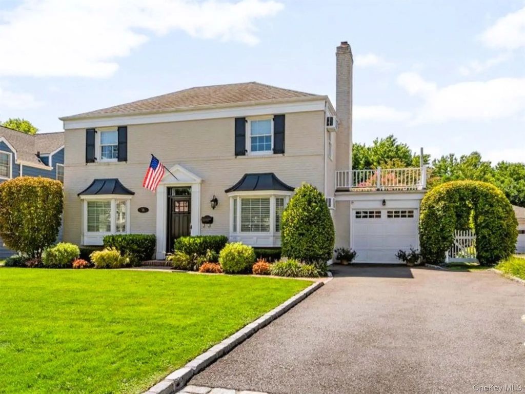 96 Huntington Road, Garden City