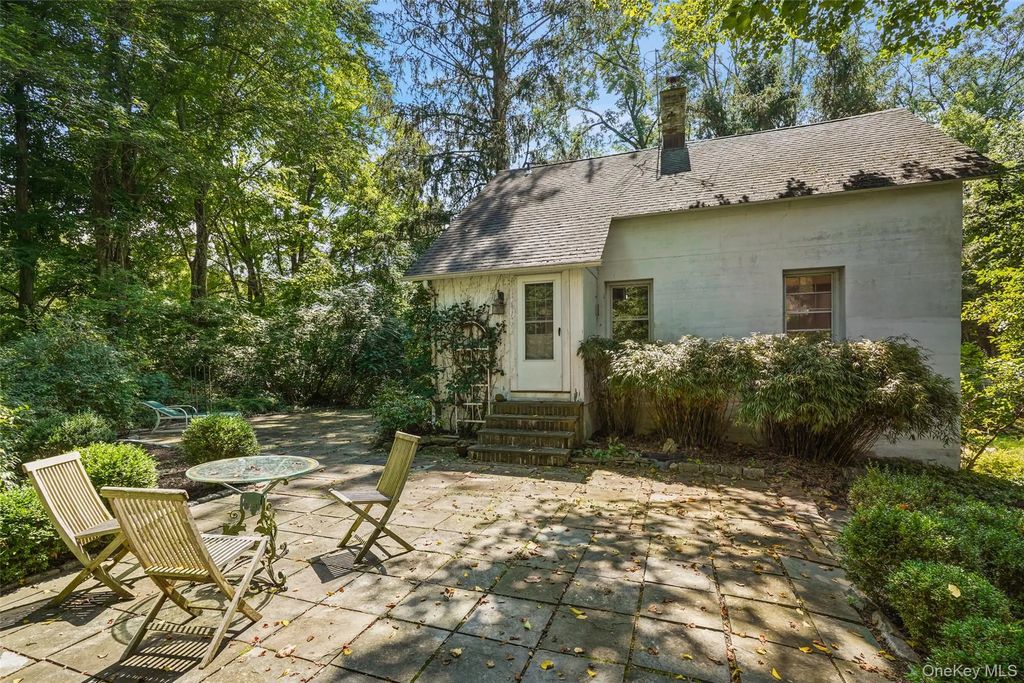 382 Bedford Center, Bedford
