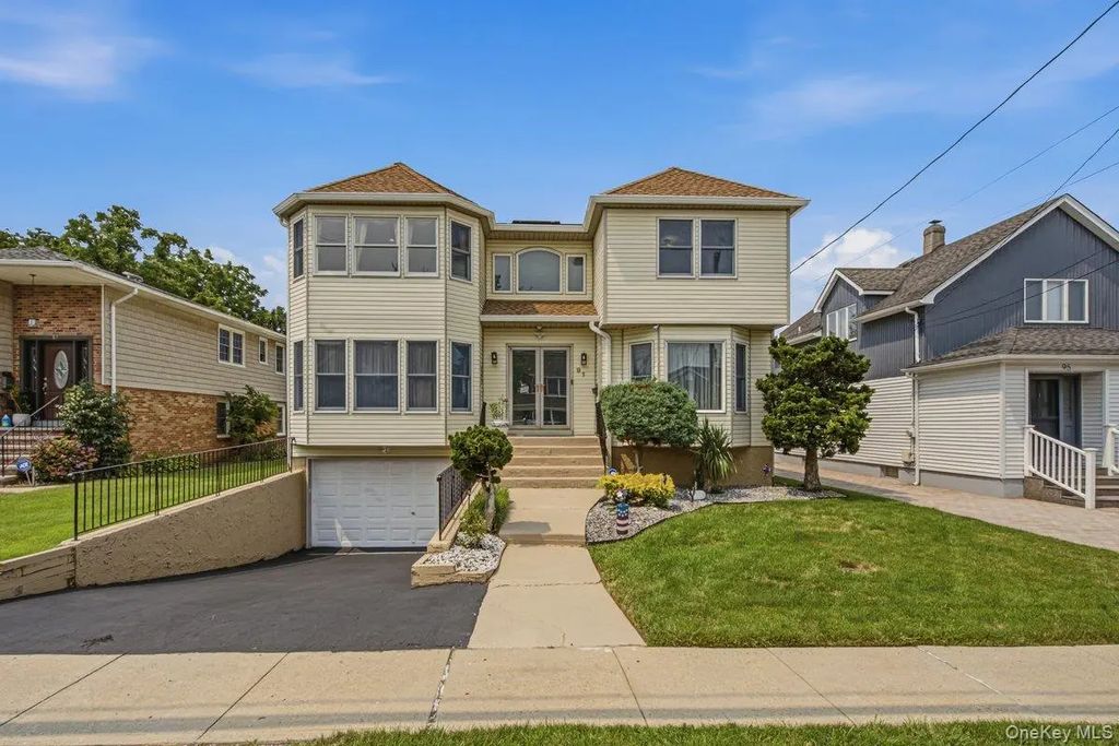 91 Macgregor Avenue, Roslyn Heights