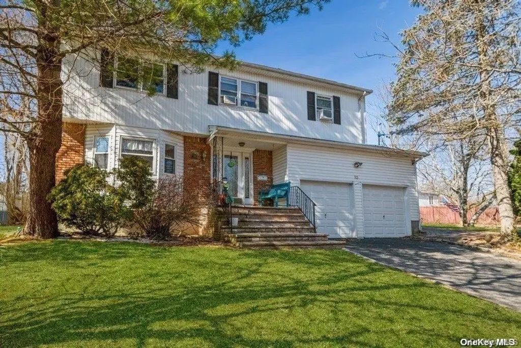 93 Beacon Hill Road, Port Washington