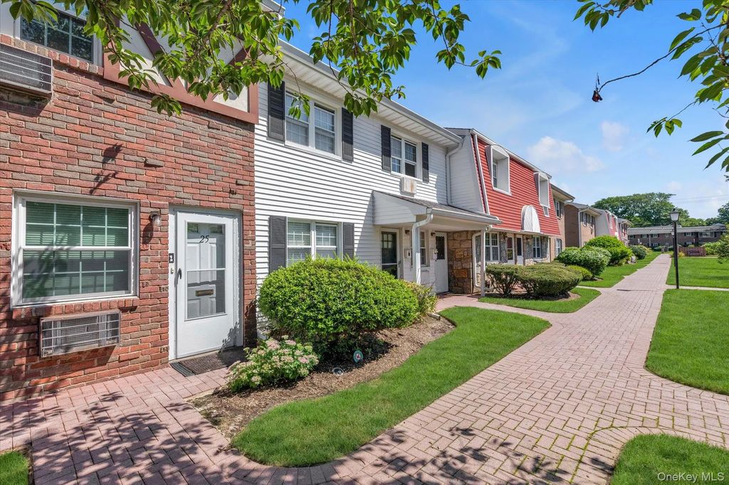25 Springwood Drive, North Babylon