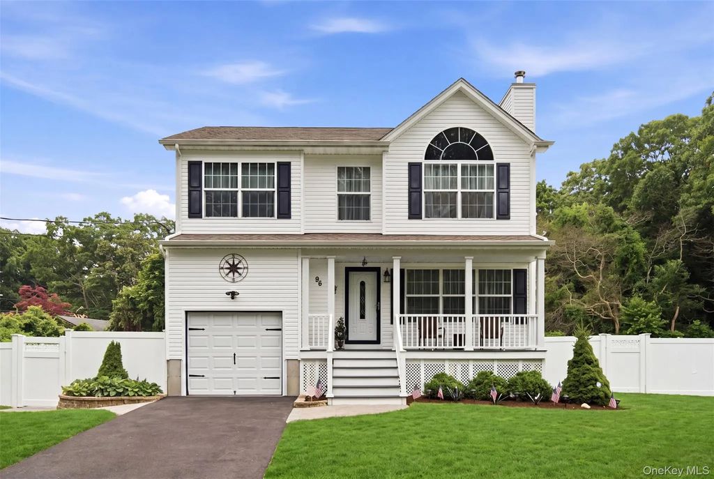 96 Main Avenue, Mastic