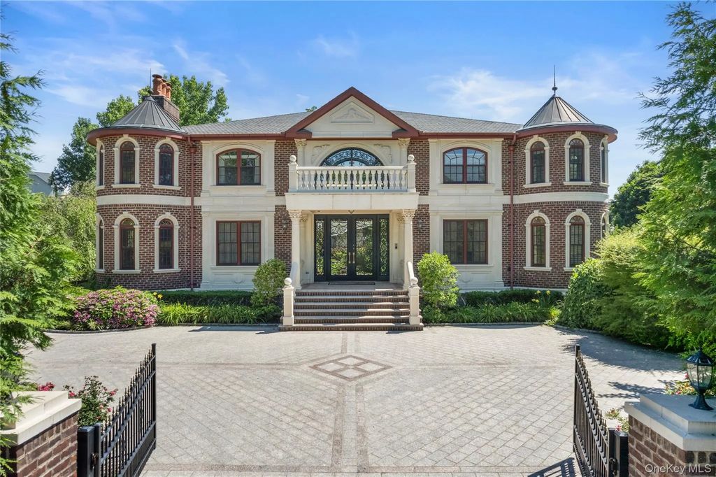 28 Whitney Circle, Glen Cove