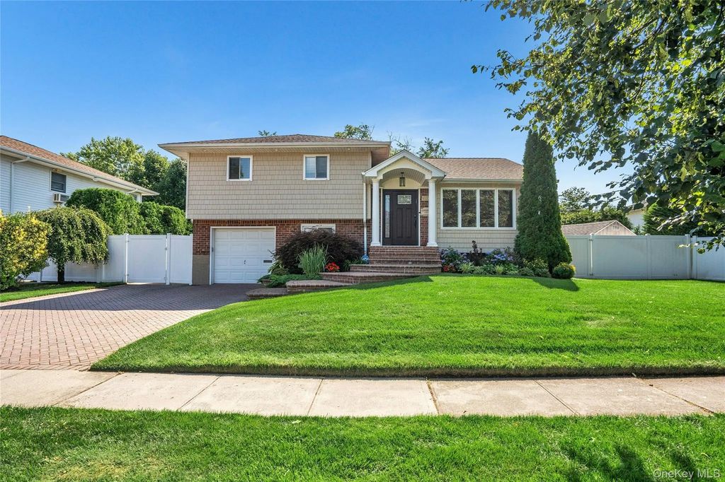 109 Plymouth Road, Plainview