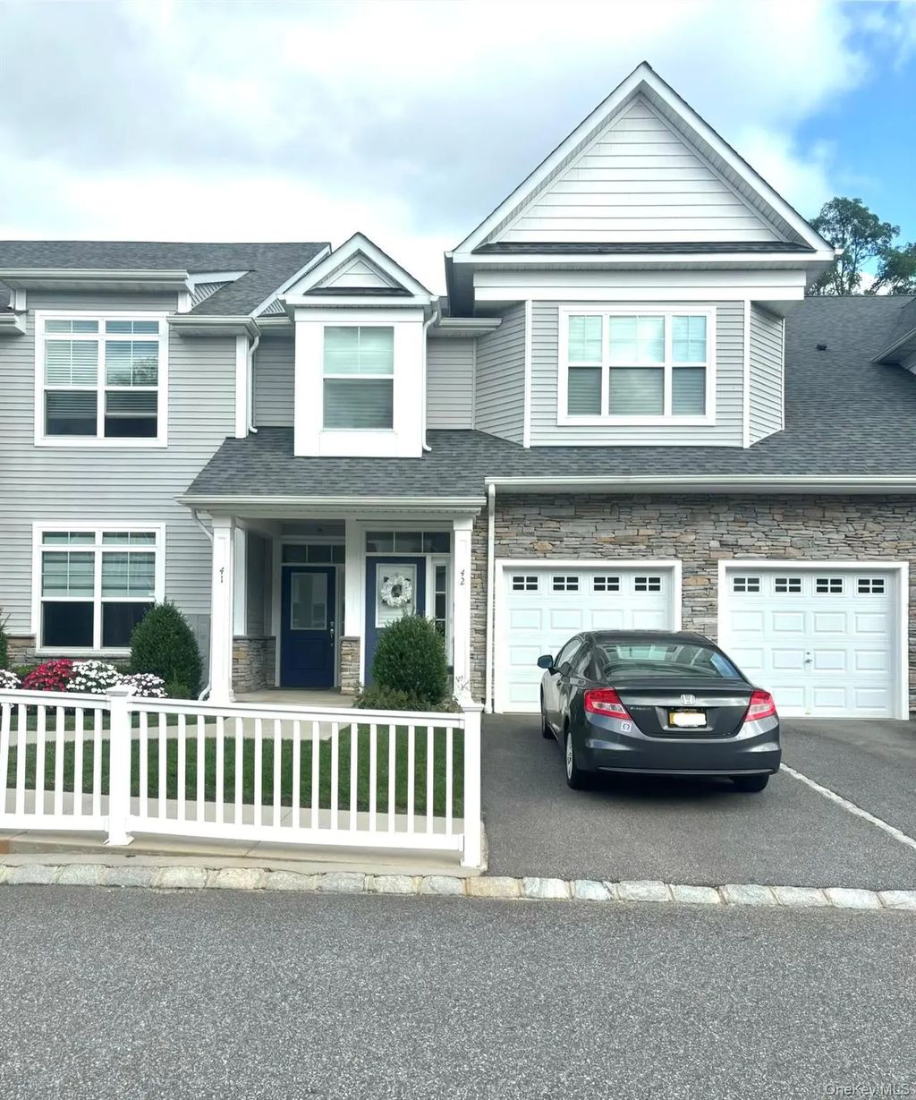 42 Meadowbrook Lane, Smithtown