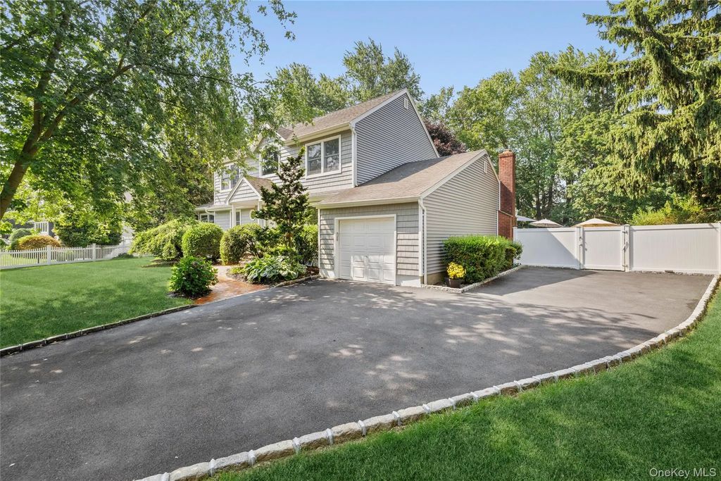 19 Duquesne Drive, Greenlawn