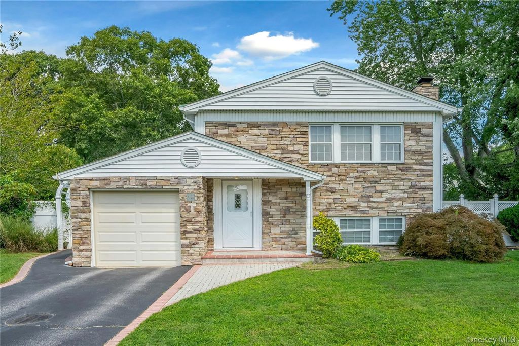 15 Greenbrier Lane, Sayville