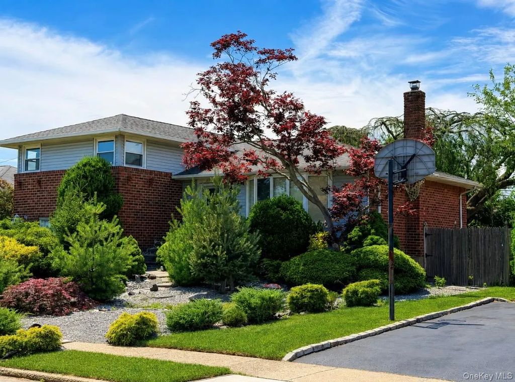 83 Bud Lane, Levittown