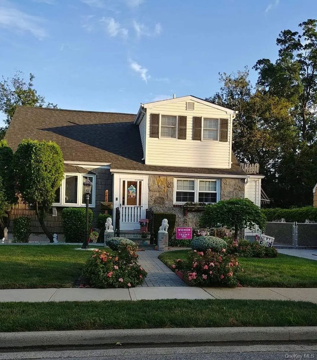 2618 Natta Boulevard, Bellmore