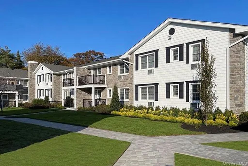 75 Lamplighter Lane # 5b, Massapequa