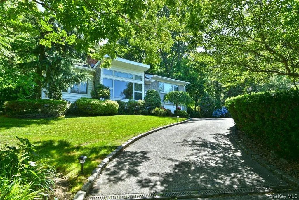 13 Vista Drive, Great Neck