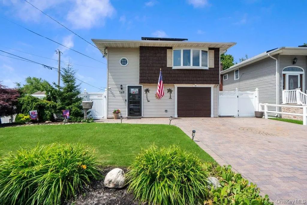 169 Wyona Avenue, Lindenhurst