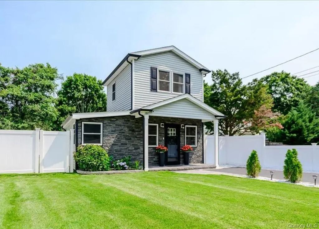 35 Rose Street, Hauppauge