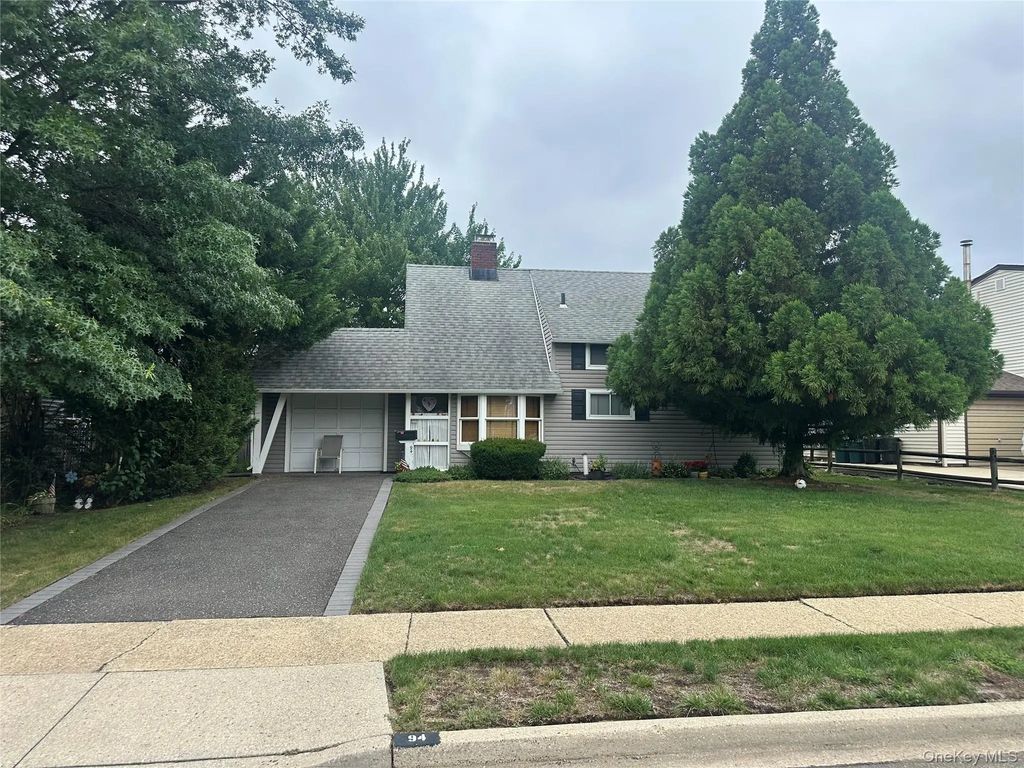 94 Willowood Drive, Wantagh