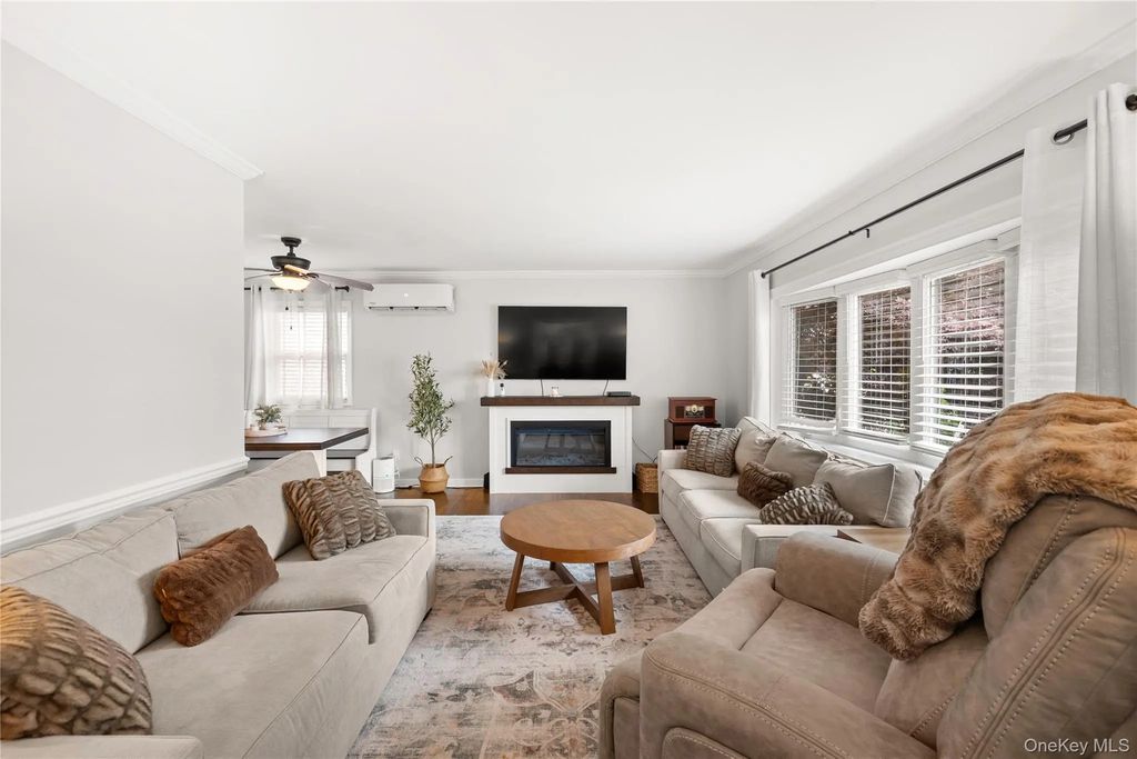 219 Venetian Boulevard, Lindenhurst
