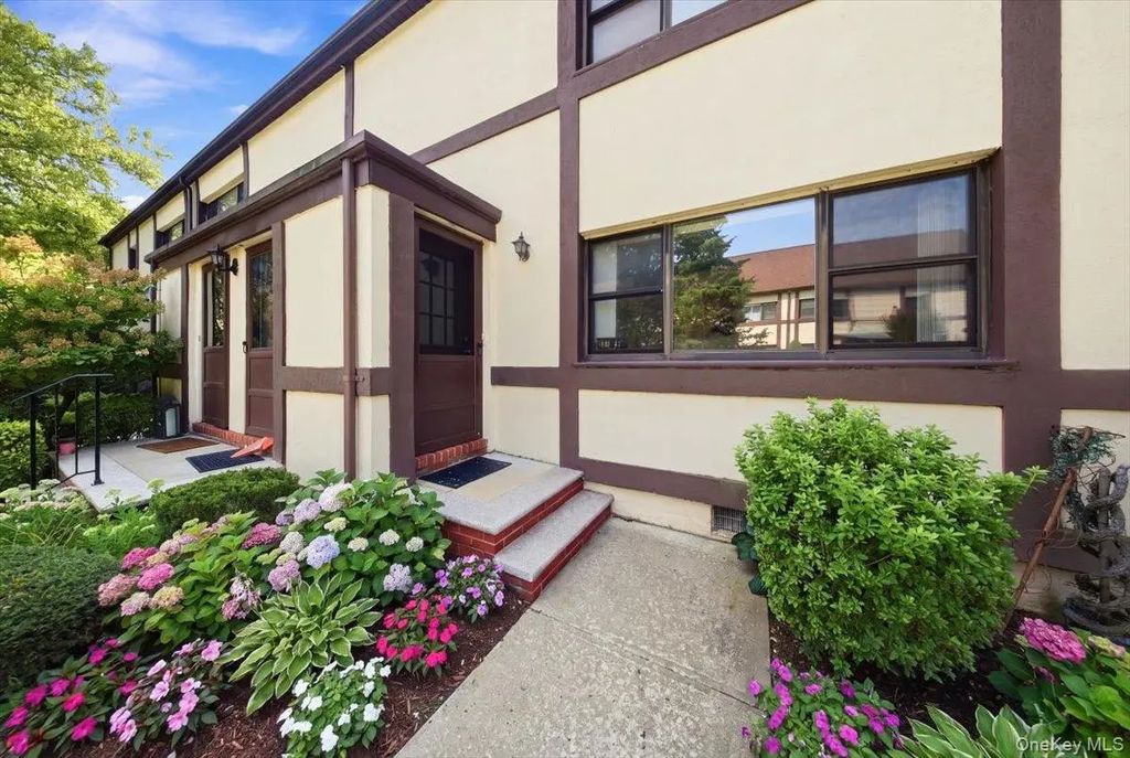 266 Cherry Valley Avenue B1, Garden City