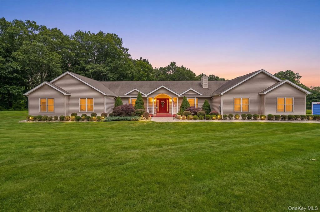 84 Pin Oak Drive, New Windsor
