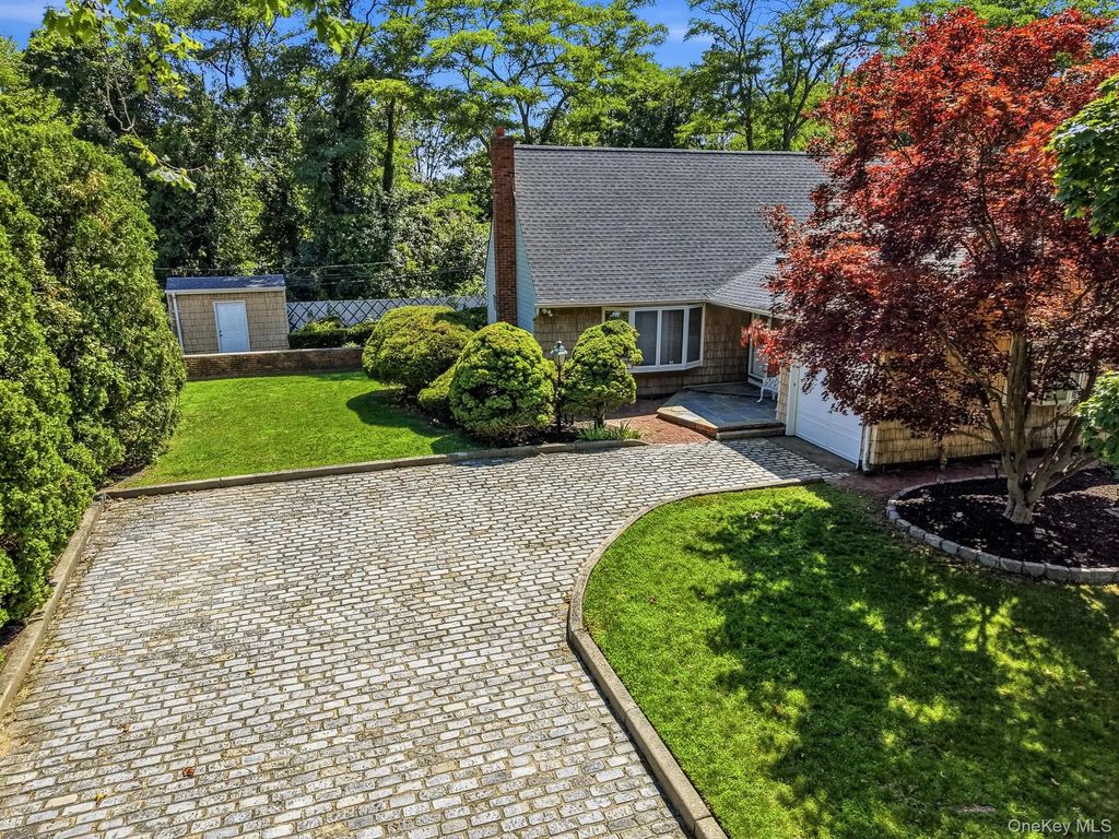 10 Arcadia Drive, Dix Hills