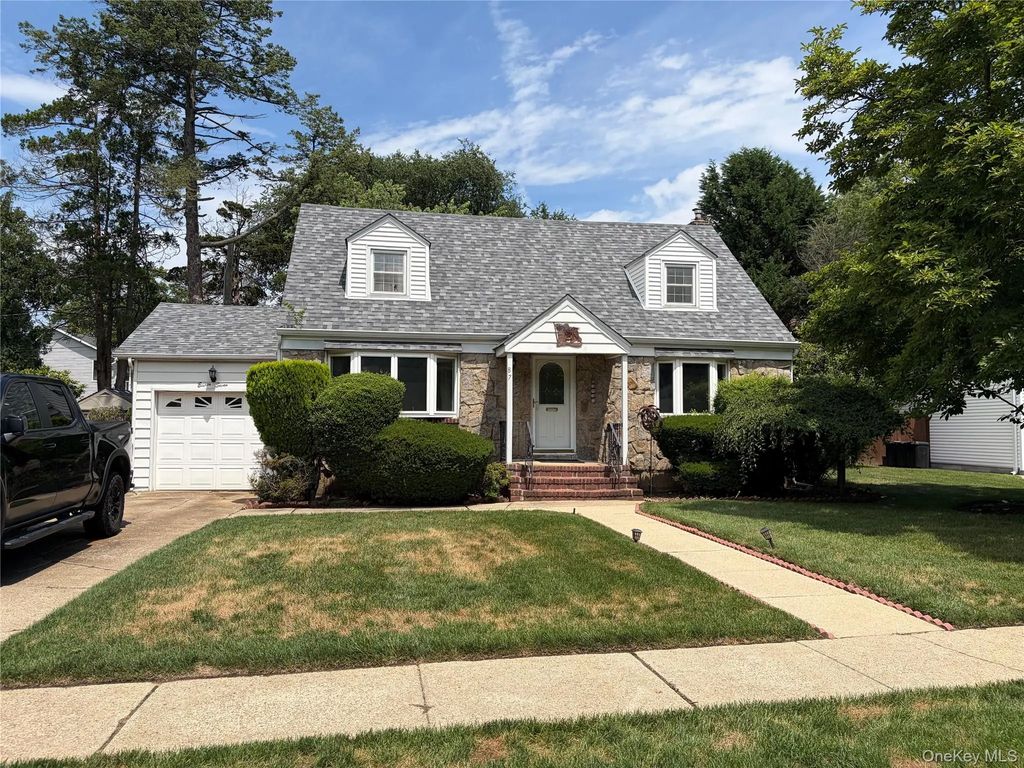 87 Parkway Drive, Westbury
