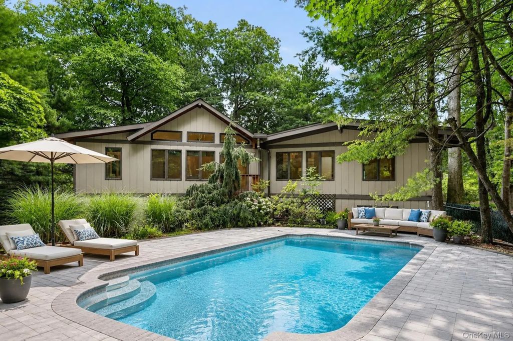 2 Catalina Court, Suffern