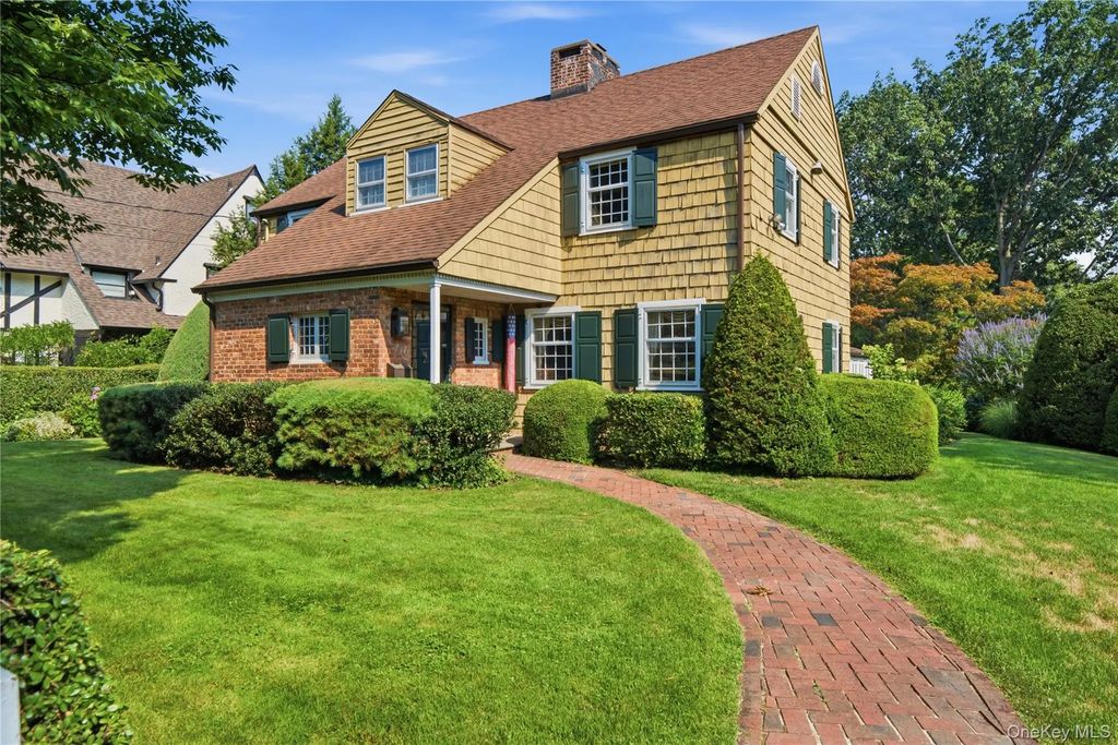 255 Manor Road, Douglaston