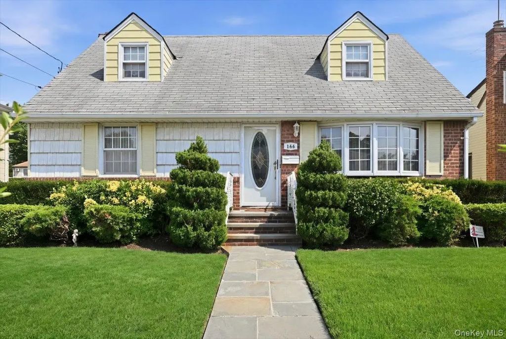 144 Hughes Place, Albertson